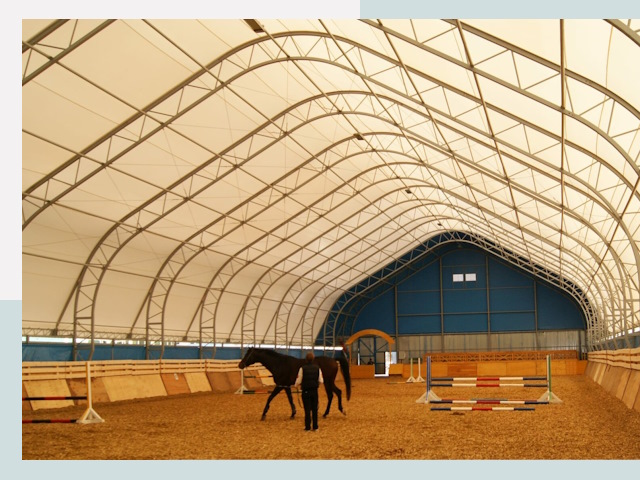 Строительство конных манежей в Большом Камне